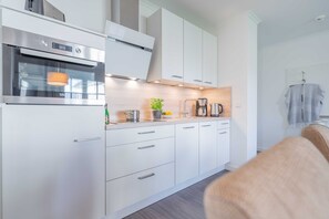 Kühlschrank, Ofen, Geschirrspüler, Wasserkocher mit Kaffee-/Teezubehör