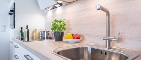 Kjøleskap, ovn, oppvaskmaskin og kaffetrakter/tekoker