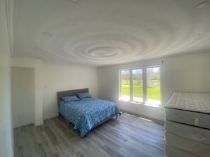 6 bedrooms, iron/ironing board, WiFi, bed sheets - Clearview Manor (Wasaga Beach)(Blue Mountain) (New Lowell)