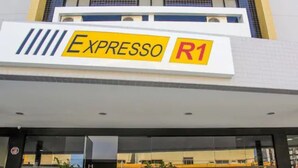 Un edifici amb un cartell que diu "EXPRESSO R1".