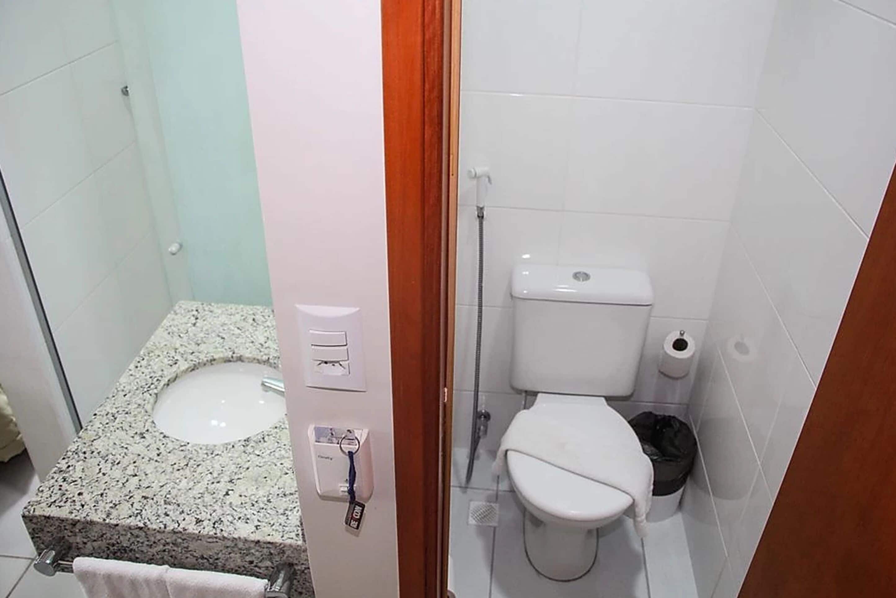 shower, free toiletries, towels