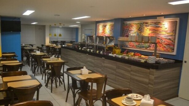 Un restaurant amb barra, taules i caires.