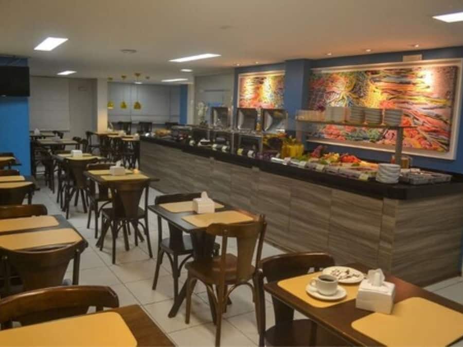 Café da manhã completo grátis todos os dias