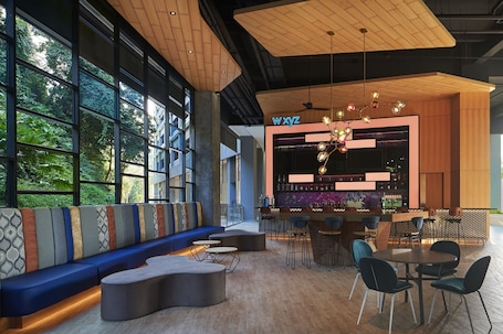 2 bares, salón en el lobby. Aloft by Marriott Langkawi Pantai Tengah