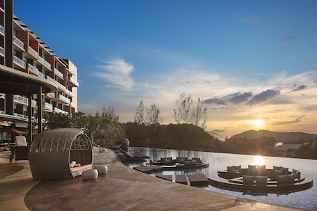 Una piscina al aire libre. Aloft by Marriott Langkawi Pantai Tengah