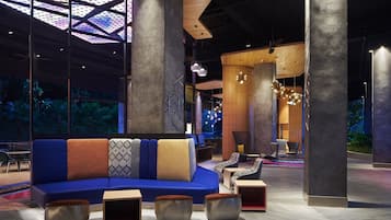 2 bars/lounges, lobby lounge