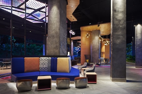 2 bares, salón en el lobby. Aloft by Marriott Langkawi Pantai Tengah