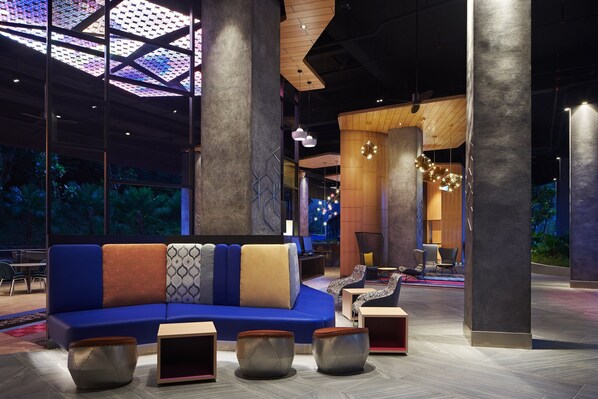 2 bars/lounges, lobby lounge