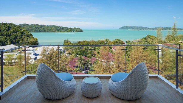 Minibar, in-room safe, desk, laptop workspace - Aloft by Marriott Langkawi Pantai Tengah (Langkawi)