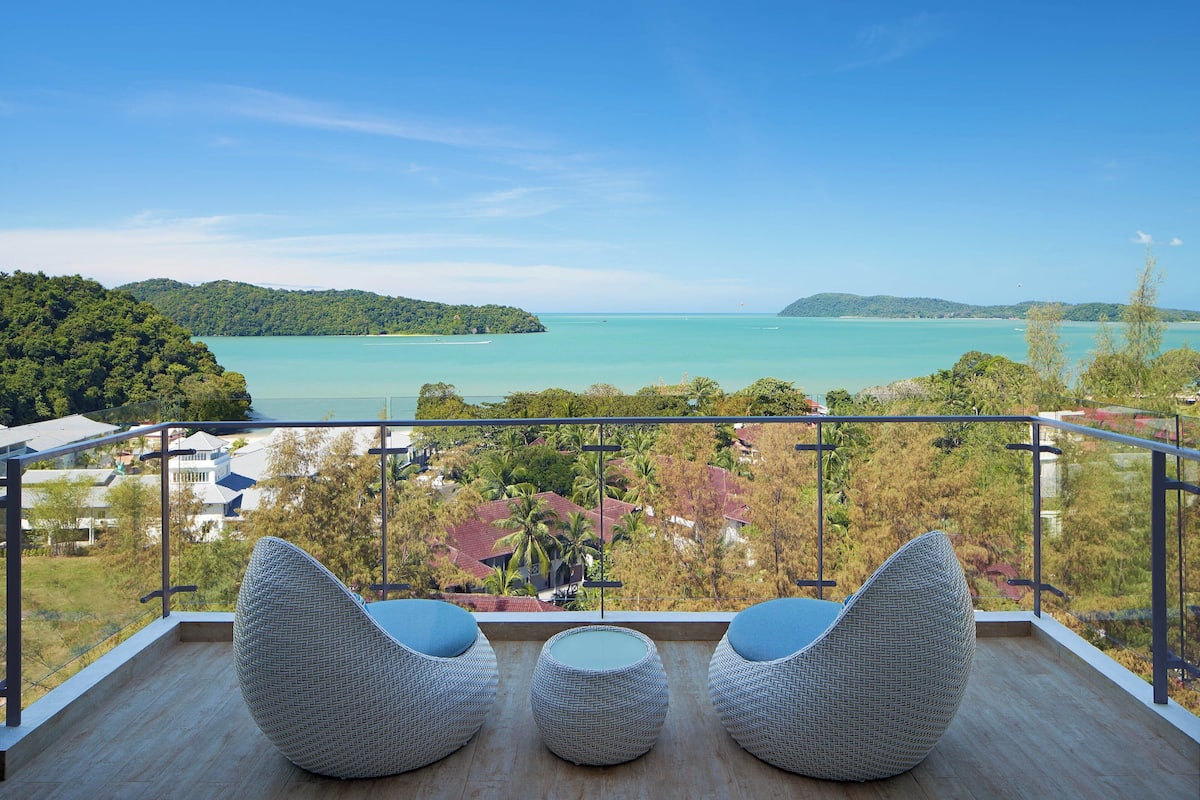 Minibar, in-room safe, desk, laptop workspace