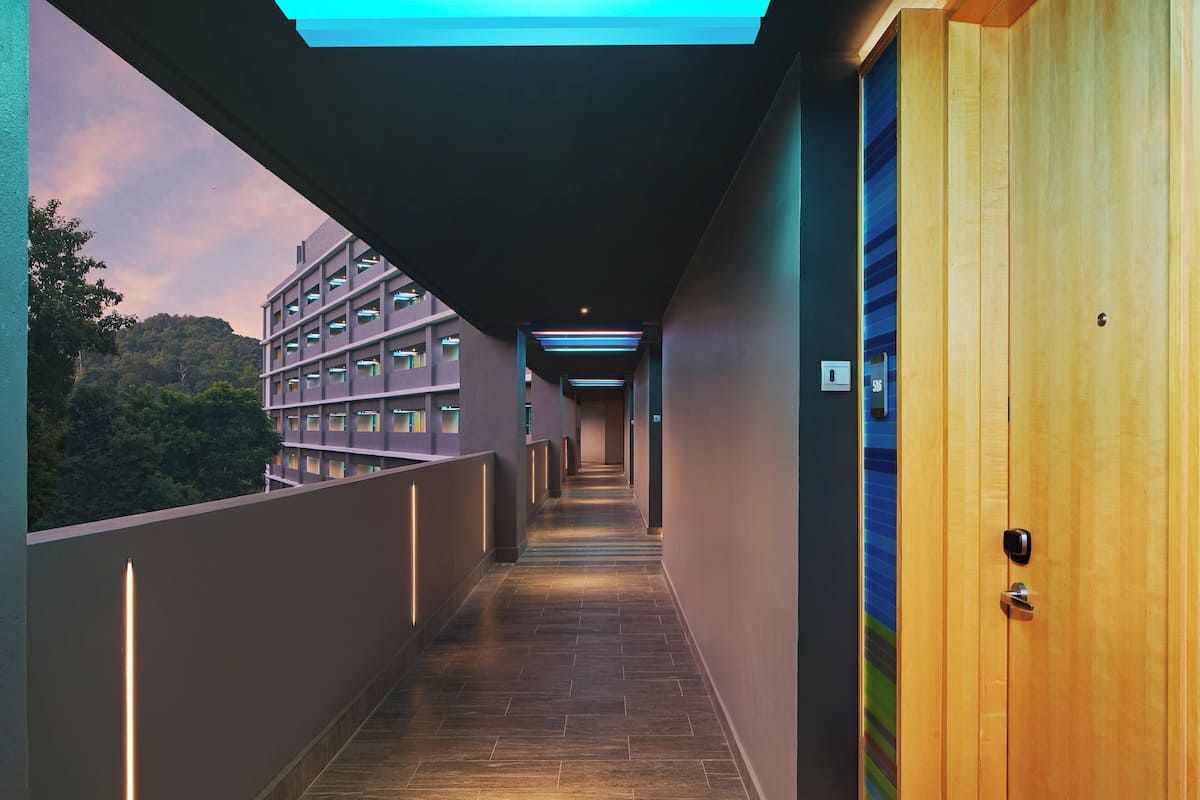 ミニバー、セーフティボックス (室内)、デスク、ノートパソコン用作業スペース