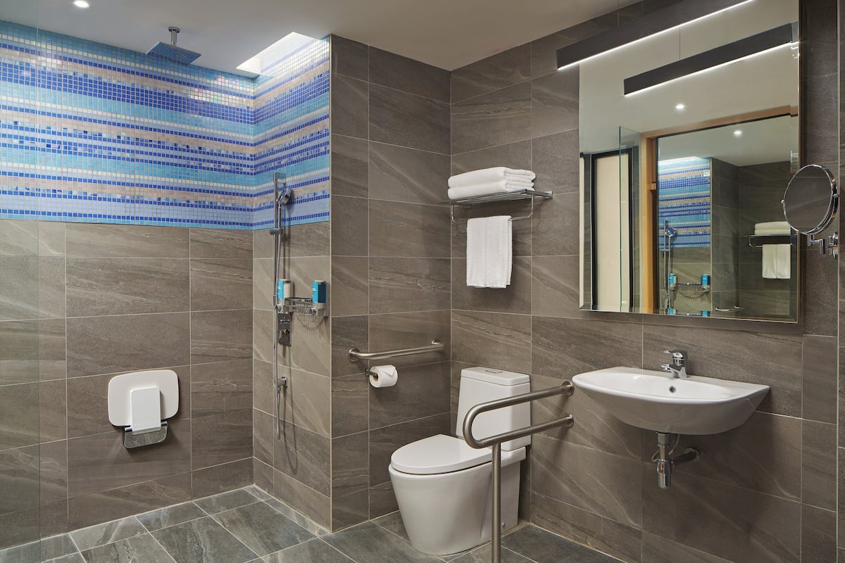 room, 1 king bed, balcony, sea view | bathroom | shower, free toiletries, hair dryer, bathrobes