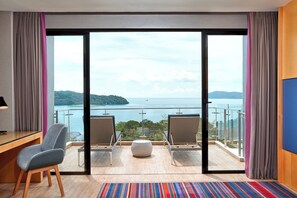 Minibar, caja de seguridad en la habitación y escritorio