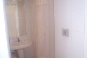 Shower, free toiletries, towels