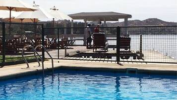 2 piscinas al aire libre