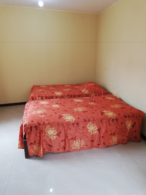 Cortinas blackout, tabla de planchar con plancha y wifi gratis 
