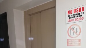 An elevator with a sign advising against its use in case of a fire. - La Quinta de Allison Hotel & Backpackers (Lima)