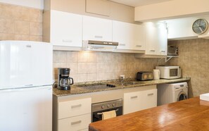 Departamento, 3 habitaciones, vista al lago (TD10) | Cocina privada | Refrigerador con congelador, microondas, horno y parrilla de estufa 