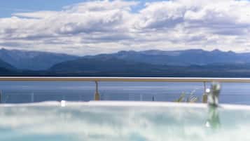 Deluxe Apartment, 3 Bedrooms, Lake View (TD7) | Private spa tub