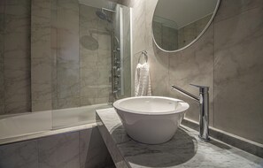 Luxury-Apartment, 3 Schlafzimmer, Seeblick (TD2) | Badezimmer | Duschwanne, Whirlpool, Regendusche, umweltfreundliche Kosmetikartikel