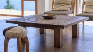 A dining area with a table, chairs, and a view of the sea. - Apartments Bariloche - Luxury Lake Views (San Carlos de Bariloche)