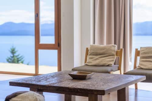 Apartamento luxo, 3 quartos, vista para o lago (TD7) | Área de estar | Smart TV 42 polegadas com canais via satélite, Netflix, pisos aquecidos