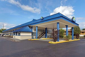 A motel with a blue roof and a Shell gas station attached. - Days Inn by Wyndham Knoxville North (Knoxville)