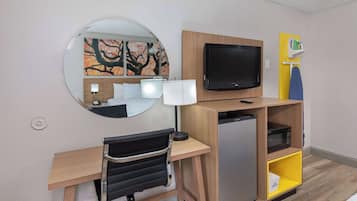 Room, 1 King Bed, Smoking | Desk, iron/ironing board, free WiFi, bed sheets