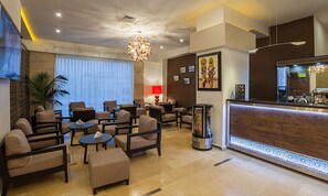Lobby sitting area - Hôtel Hadil (Bir El Djir)