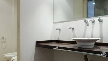 Apartamento estándar, 2 camas individuales | Lavabo del cuarto de baño