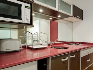 Departamento estándar, 2 camas individuales | Cocineta privada | Refrigerador, microondas, cafetera y tetera y tetera eléctrica 