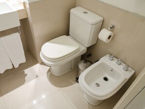 Standaard appartement, roken | Badkamer | Een bad/douchecombinatie, een diep bad, een haardroger, handdoeken