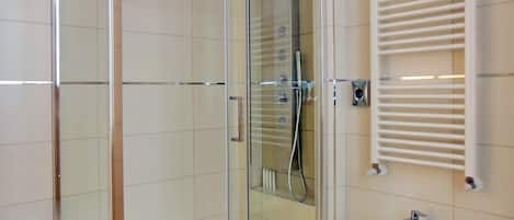 Dusche, Regendusche, kostenlose Toilettenartikel, Haartrockner