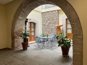 Flat-screen TV, Netflix