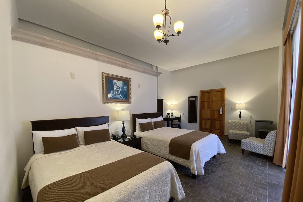 Chambre Supérieure, 2 lits doubles, vue ville (Master Superior)
