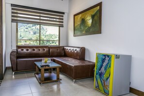 Suite junior, varias camas, no fumadores | Zona de estar | Una televisión de pantalla plana