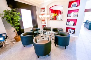Villa - flera sovrum - privat pool | Vardagsrum | Platt-tv, en tv-spelskonsol och dvd-spelare
