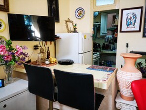 32-centimeters plasma-tv med kabelkanaler, tv