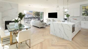 Full-sized fridge, microwave, oven, cookware/dishes/utensils