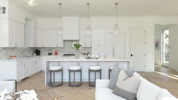 Luxury Penthouse | Private kitchen | Full-sized fridge, microwave, oven, cookware/dishes/utensils