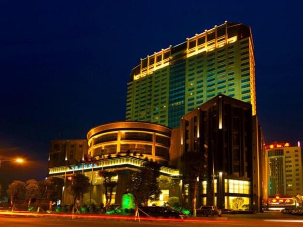 Front of property – evening/night - Yihao International Hotel Dongguan (Dongguan)