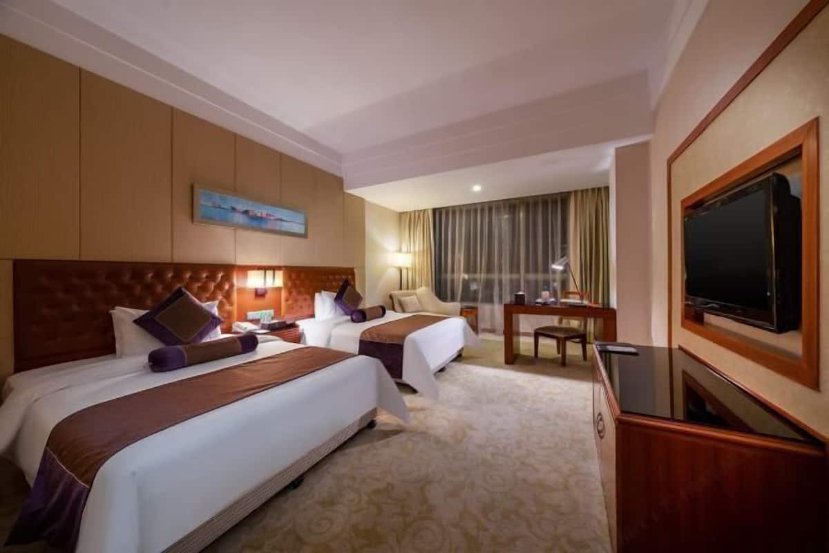 Caja de seguridad en la habitación y escritorio