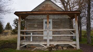 Vista frontal de la propiedad