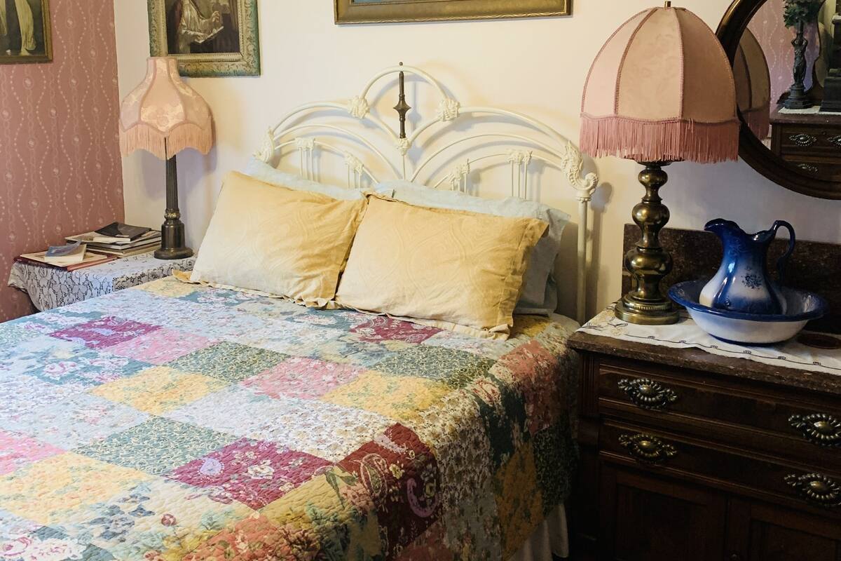 Guest room with shared bathroom | 1 bedroom, individually decorated, iron/ironing board, free WiFi