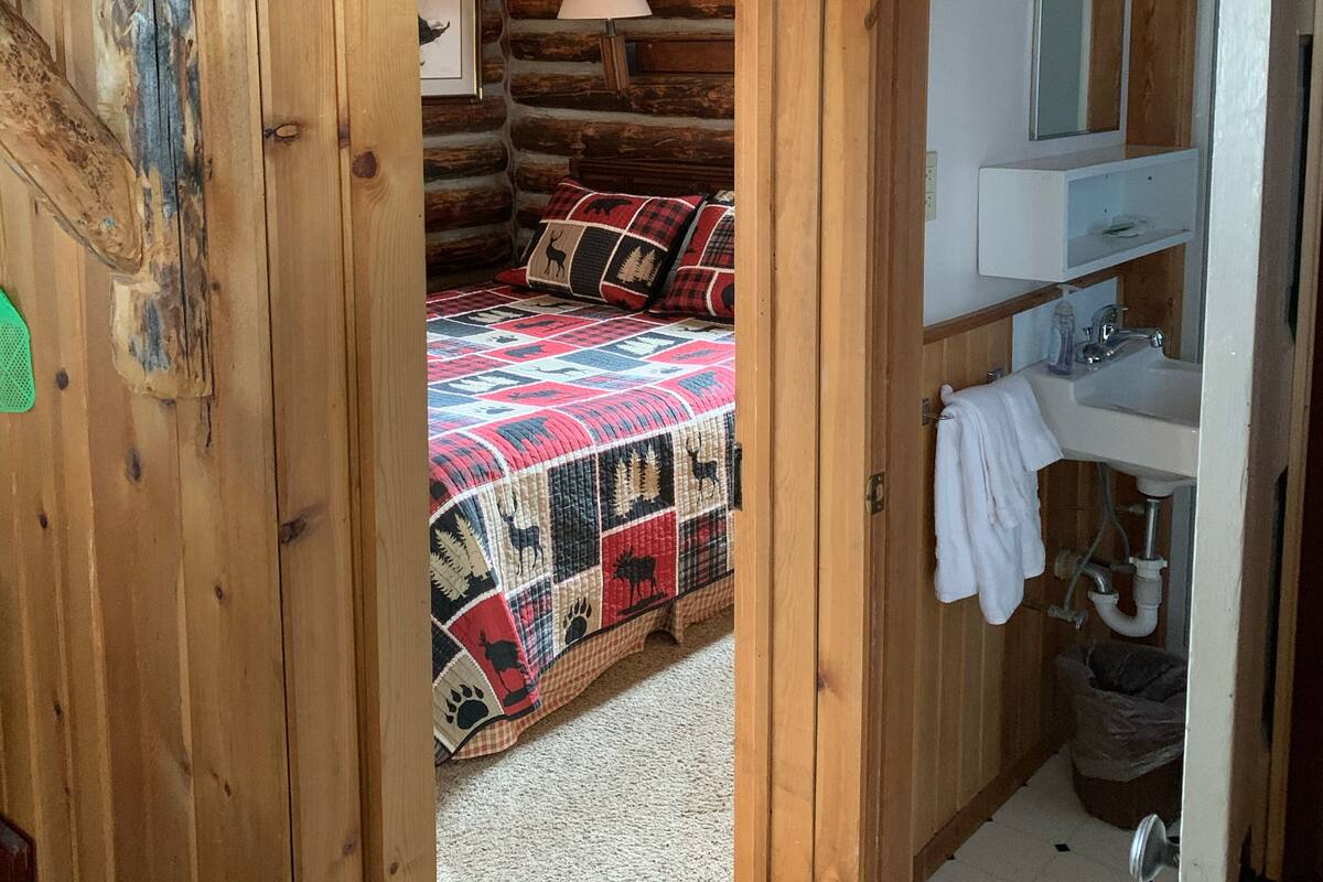 Cabin 1 | 1 bedroom, individually decorated, iron/ironing board, free WiFi