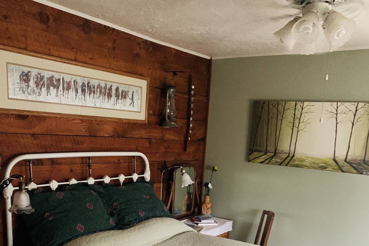 Guest room with private bathroom | 1 bedroom, individually decorated, iron/ironing board, free WiFi