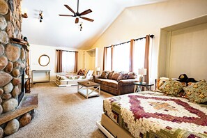 Premium Suite, Multiple Beds, Fireplace, Garden View (no pets allowed)