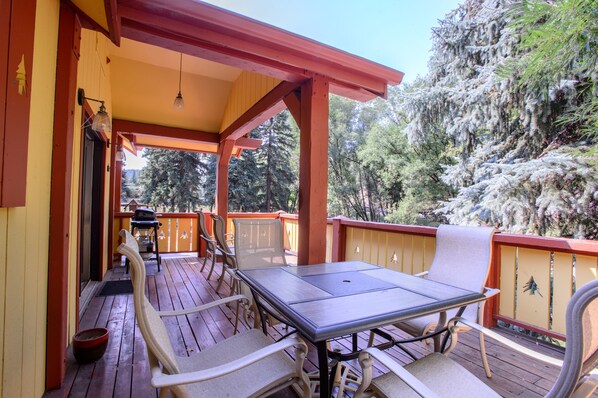 Premium Suite, Multiple Beds, Fireplace, Garden View (no pets allowed) | Terrace/patio - Alpen Way Chalet Mountain Lodge (Evergreen)