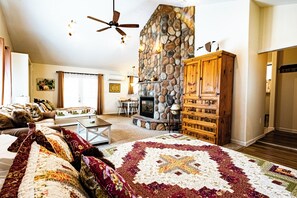 Premium Suite, Multiple Beds, Fireplace, Garden View (no pets allowed) - Alpen Way Chalet Mountain Lodge (Evergreen)