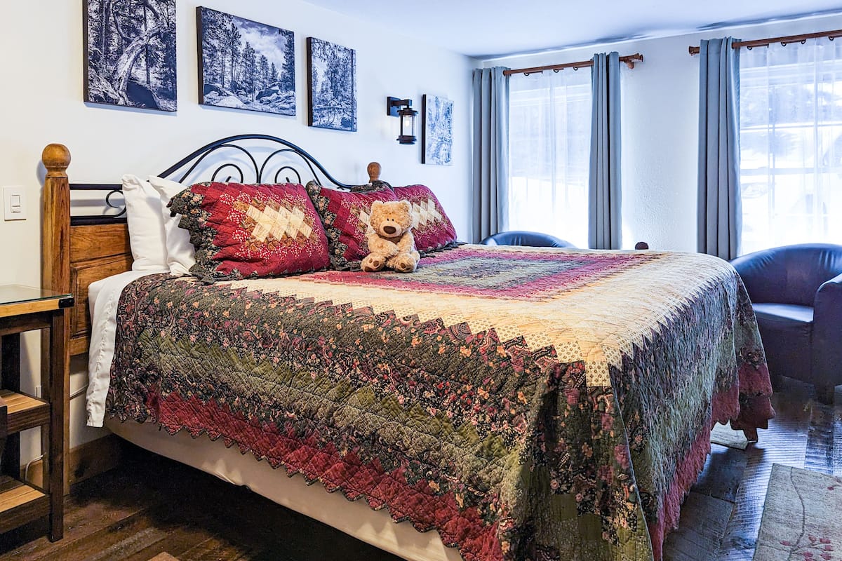 Premium Room, 1 King Bed, Fireplace, Garden View (no pets allowed) | 1 camera, biancheria da letto di alta qualità, materassi in memory foam